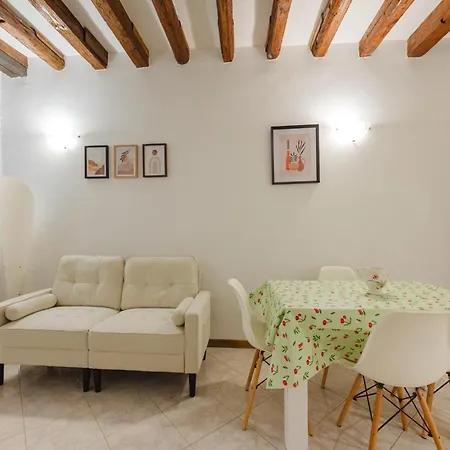 Mia Flat - 10 Min From Train Station 4*