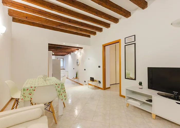 Mia Flat - 10 Min From Train Station ゲストハウス 4*