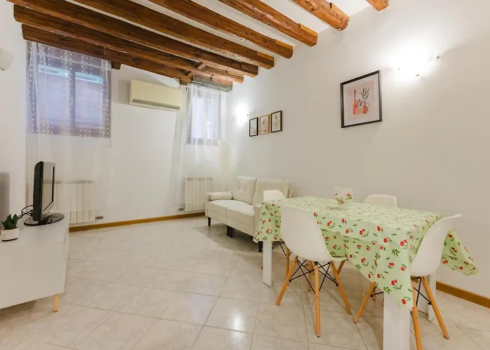 Mia Flat - 10 Min From Train Station 4*