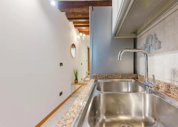 Гостевой дом Mia Flat - 10 Min From Train Station