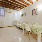 Mia Flat - 10 Min From Train Station 4*
