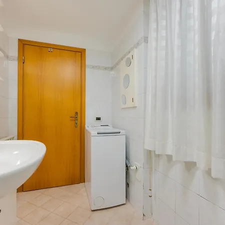 Mia Flat - 10 Min From Train Station 4*