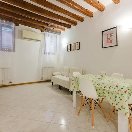 Mia Flat - 10 Min From Train Station 4*