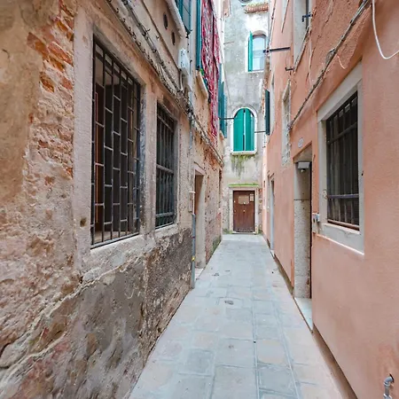 Affittacamere Mia Flat - 10 Min From Train Station Venezia