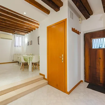 Mia Flat - 10 Min From Train Station Affittacamere 4*